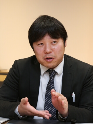 働き方改革や育児支援の現状を説明する株式会社INA新建築研究所 統括管理部主任 中山恵輔氏のインタビュー風景
