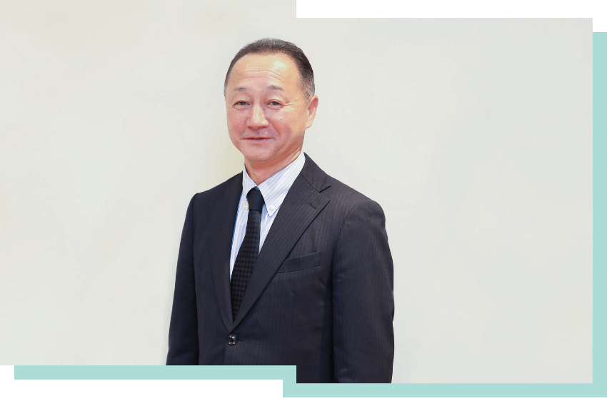 「INA新建築研究所 代表取締役社長 加藤朋行」― スーツ姿で微笑む加藤朋行社長のポートレート。創業70周年を迎え、時代のニーズに応えながら進化と深化を続ける企業のメッセージ。